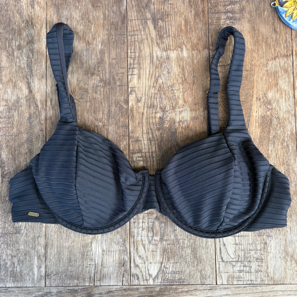 Rip Curl Black Ribbed underwire Swimwear Top in excellent worn condition 🖤